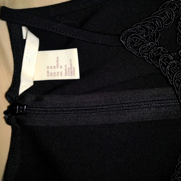 Crochet Style Cropped Top - Picture 3 of 4